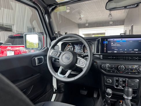 Used 2025 Jeep Wrangler Sahara image 31