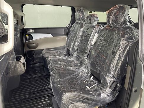 New 2026 Kia Carnival EX image 4