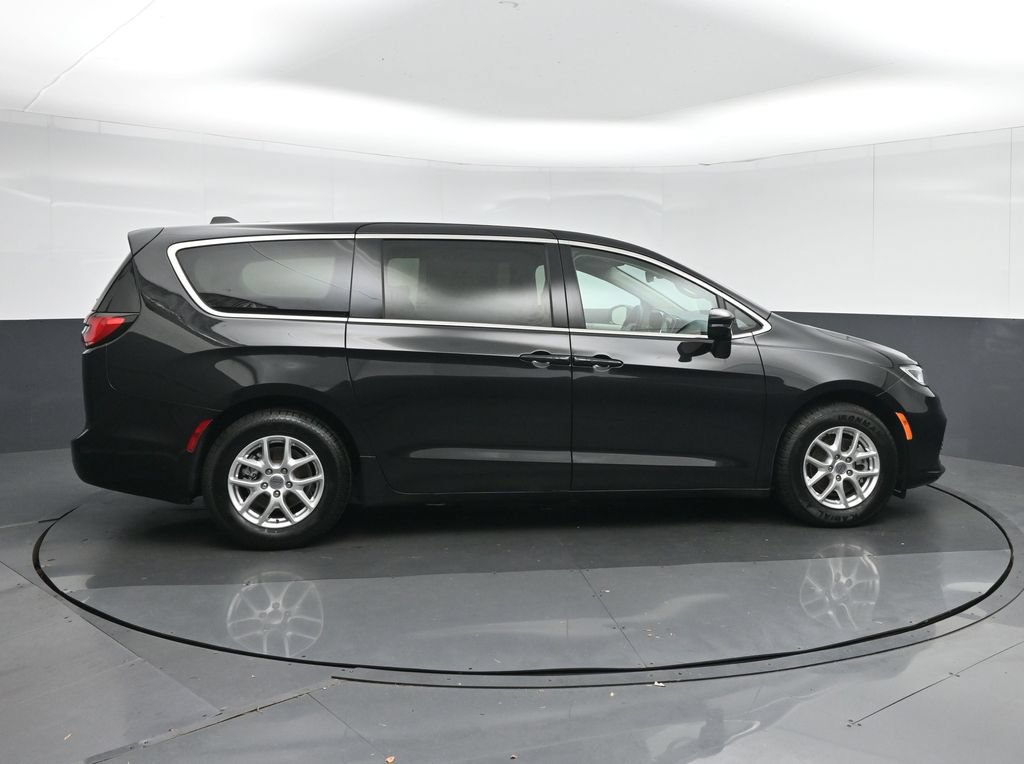 Used 2024 Chrysler Pacifica Touring-L FWD image 8