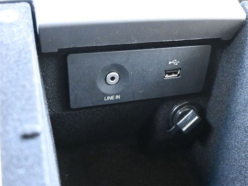 Used 2018 Ford Taurus SEL image 11