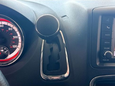 Used 2018 Dodge Grand Caravan SE w/ UConnect Hands-Free Group image 17