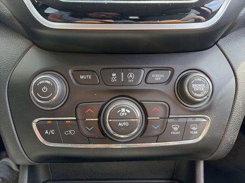 Used 2019 Jeep Cherokee Limited AWD/4WD image 14