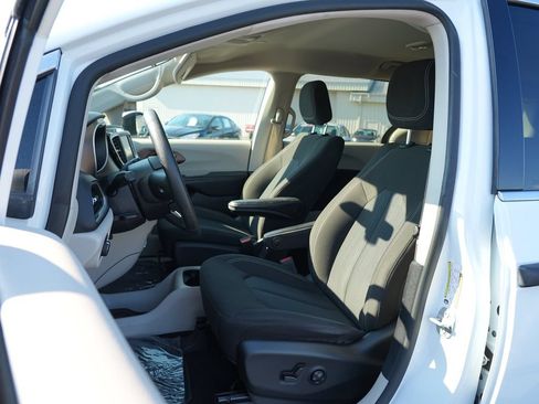 Used 2021 Chrysler Voyager L FWD image 12