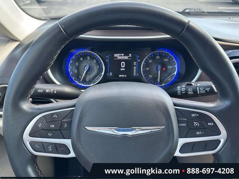 Used 2017 Chrysler Pacifica Touring-L w/ Tire & Wheel Group FWD image 19