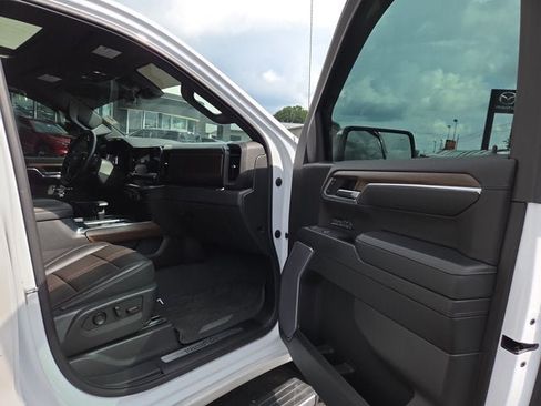 Used 2023 Chevrolet Silverado 1500 High Country w/ High Country Premium Package AWD/4WD image 14