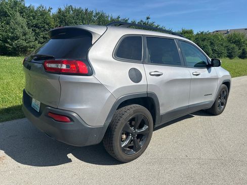 Used 2018 Jeep Cherokee Latitude w/ Altitude Package FWD image 13