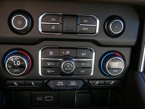 Used 2024 Chevrolet Tahoe Z71 w/ Off-Road Capability Package image 23