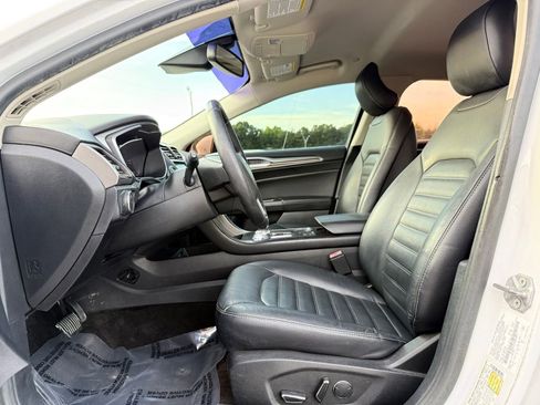 Used 2018 Ford Fusion SE w/ Equipment Group 602A FWD image 12