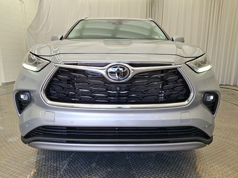 Used 2023 Toyota Highlander Platinum AWD/4WD image 32