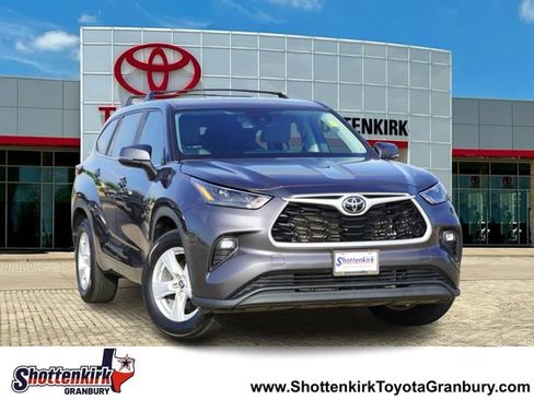Used 2023 Toyota Highlander LE FWD image 1