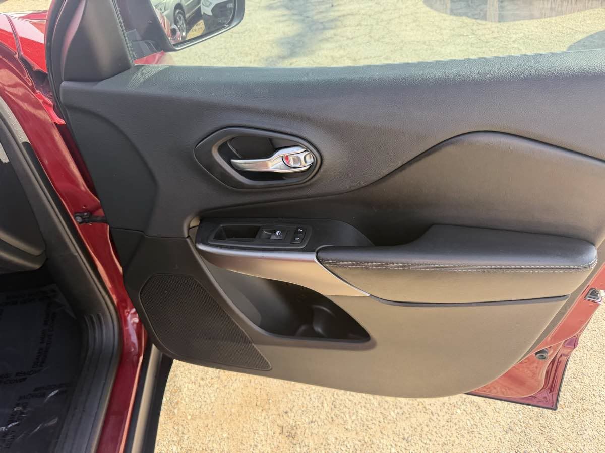 Used 2019 Jeep Cherokee Latitude w/ Popular Appearance Group FWD image 15