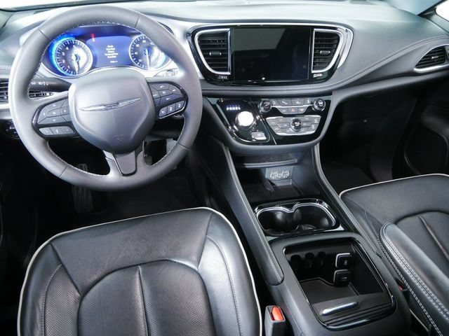 Certified 2025 Chrysler Pacifica Limited FWD image 4