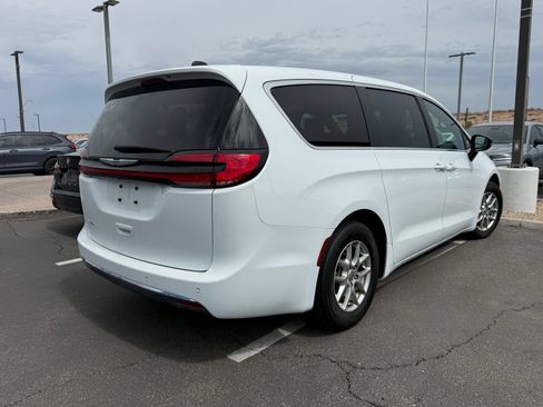 Used 2025 Chrysler Pacifica Select FWD image 4