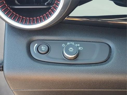 Used 2025 Chevrolet Trax RS w/ Sunroof Package image 17