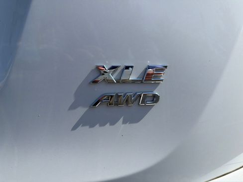 Used 2018 Toyota RAV4 XLE AWD/4WD image 6