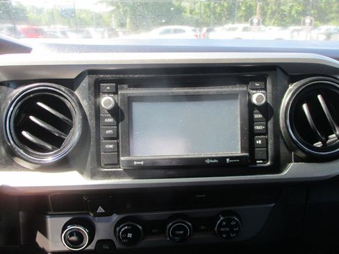 Used 2017 Toyota Tacoma SR5 AWD/4WD image 15