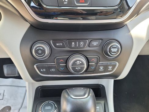 Used 2019 Jeep Cherokee Limited AWD/4WD image 20