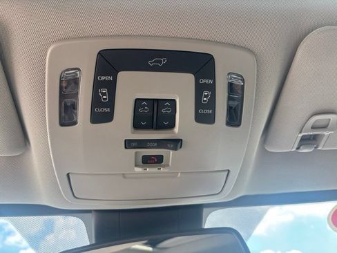 Used 2022 Toyota Sienna XLE FWD image 46