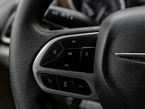 Used 2018 Chrysler Pacifica Touring Plus w/ Tire & Wheel Group image 15