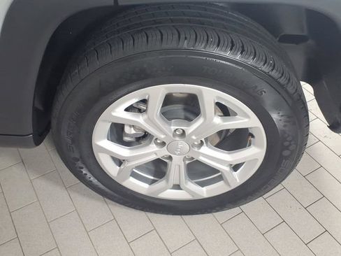 Used 2024 Jeep Compass Latitude AWD/4WD image 8