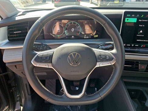 Used 2026 Volkswagen Tiguan SE AWD/4WD image 19