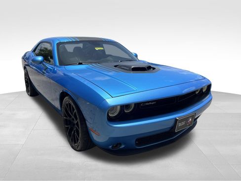 Used 2015 Dodge Challenger R/T RWD image 3