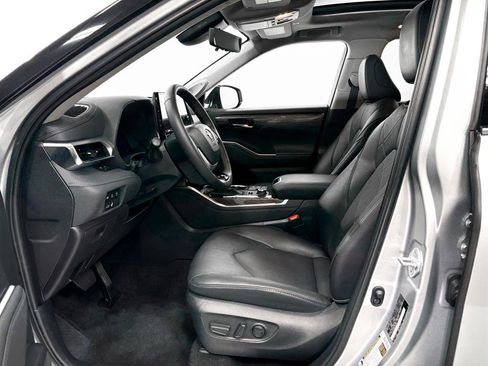 Used 2024 Toyota Highlander Platinum image 4