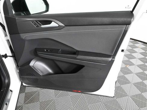 Certified 2025 Volkswagen Taos SE AWD/4WD image 10