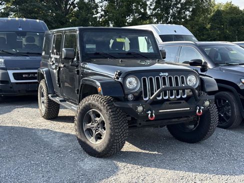 Used 2017 Jeep Wrangler Unlimited Sahara AWD/4WD image 3