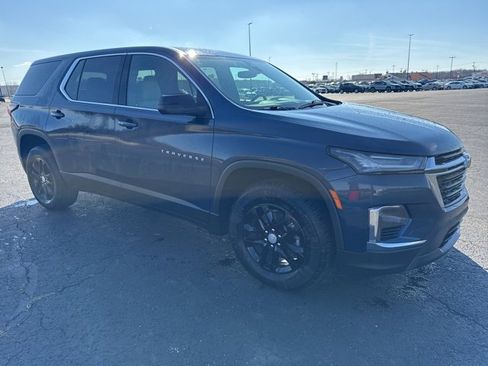 Used 2022 Chevrolet Traverse LS image 3