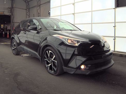 Used 2018 Toyota C-HR XLE image 2