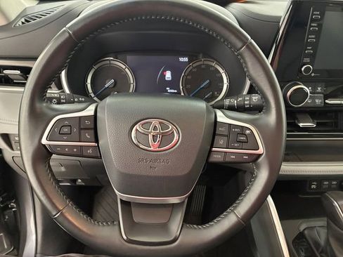 Used 2022 Toyota Highlander XLE AWD/4WD image 22