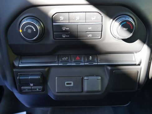 Used 2020 Chevrolet Silverado 1500 Custom w/ Custom Value Package image 17