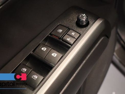 Certified 2022 Toyota Tacoma TRD Off-Road AWD/4WD image 11