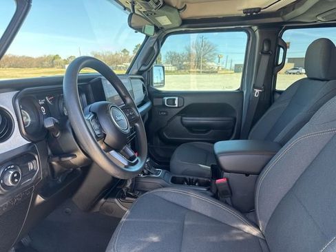 Used 2025 Jeep Gladiator Sport image 2