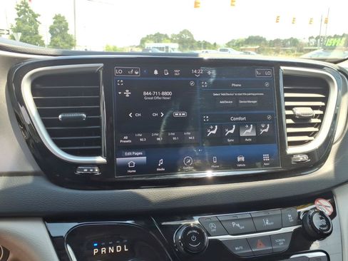 Used 2023 Chrysler Pacifica Touring-L FWD image 20