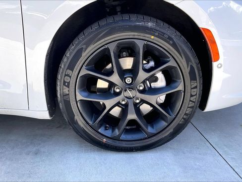 Used 2022 Chrysler Pacifica Limited w/ Uconnect Theater Family Group AWD/4WD image 24