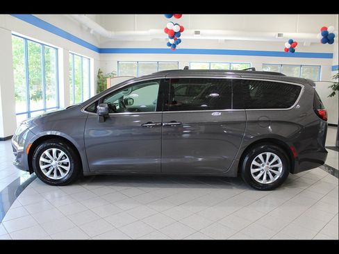 Used 2018 Chrysler Pacifica Touring Plus FWD image 8