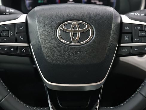 Used 2024 Toyota Highlander Limited FWD image 17