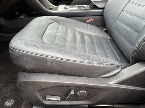 Used 2017 Ford Fusion SE w/ Fusion SE Technology Package image 10