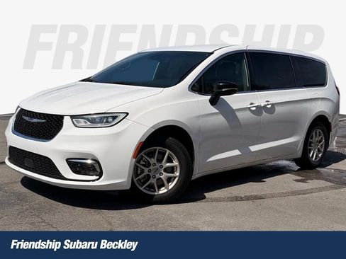 Used 2025 Chrysler Pacifica Select image 1