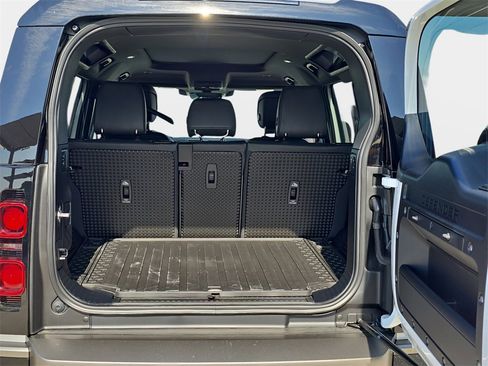 New 2025 Land Rover Defender 110 X-Dynamic SE image 12