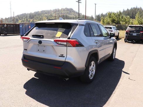 Used 2021 Toyota RAV4 LE AWD/4WD image 5