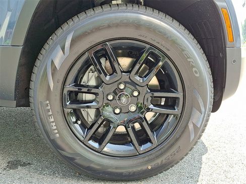 New 2025 Land Rover Defender 110 S image 5