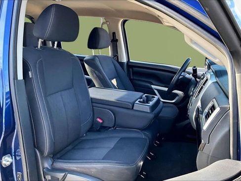Used 2019 Nissan Titan SV image 20