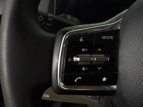Used 2025 Kia Carnival FWD image 17