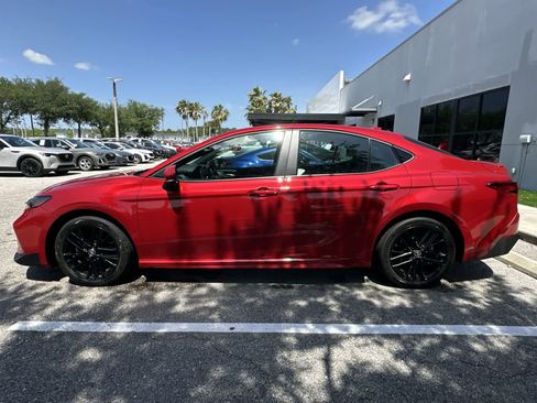Used 2025 Toyota Camry SE AWD/4WD image 4