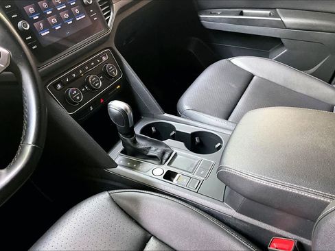 Used 2020 Volkswagen Atlas Cross Sport SE w/ Panoramic Sunroof Package FWD image 16