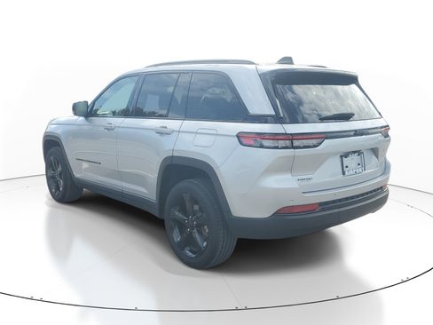 Used 2024 Jeep Grand Cherokee Altitude RWD image 5