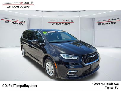 Used 2025 Chrysler Pacifica Select
